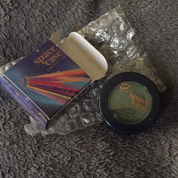 Space Case | Eye shadow - Picture 2 of 4